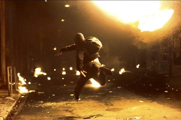 Επίθεση με πέτρες και μολότοφ στο σπίτι του Φλαμπουράρη